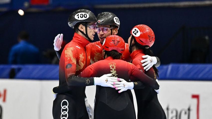 Liu Shaolin y Liu Shaoang abrazan a chicas chinas y tienen el primer video dorado +