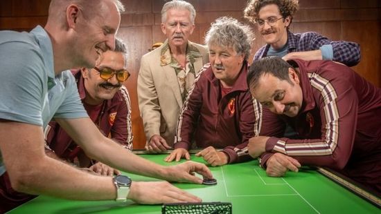 A Dallasból ismert Patrick Duffy szereplésével forog a magyar vígjáték
