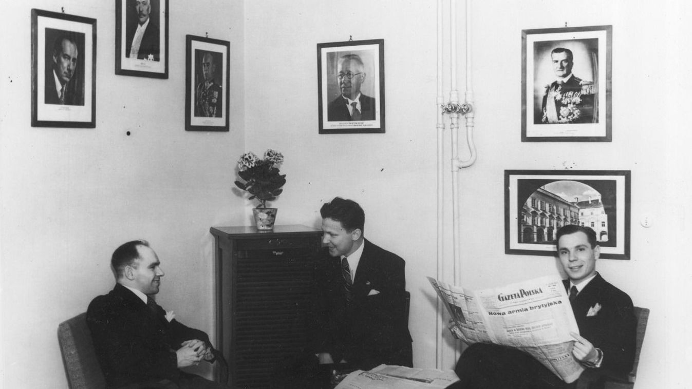 Wacław Felczak újsággal a kezében a budapesti Lengyel Intézetben, 1939