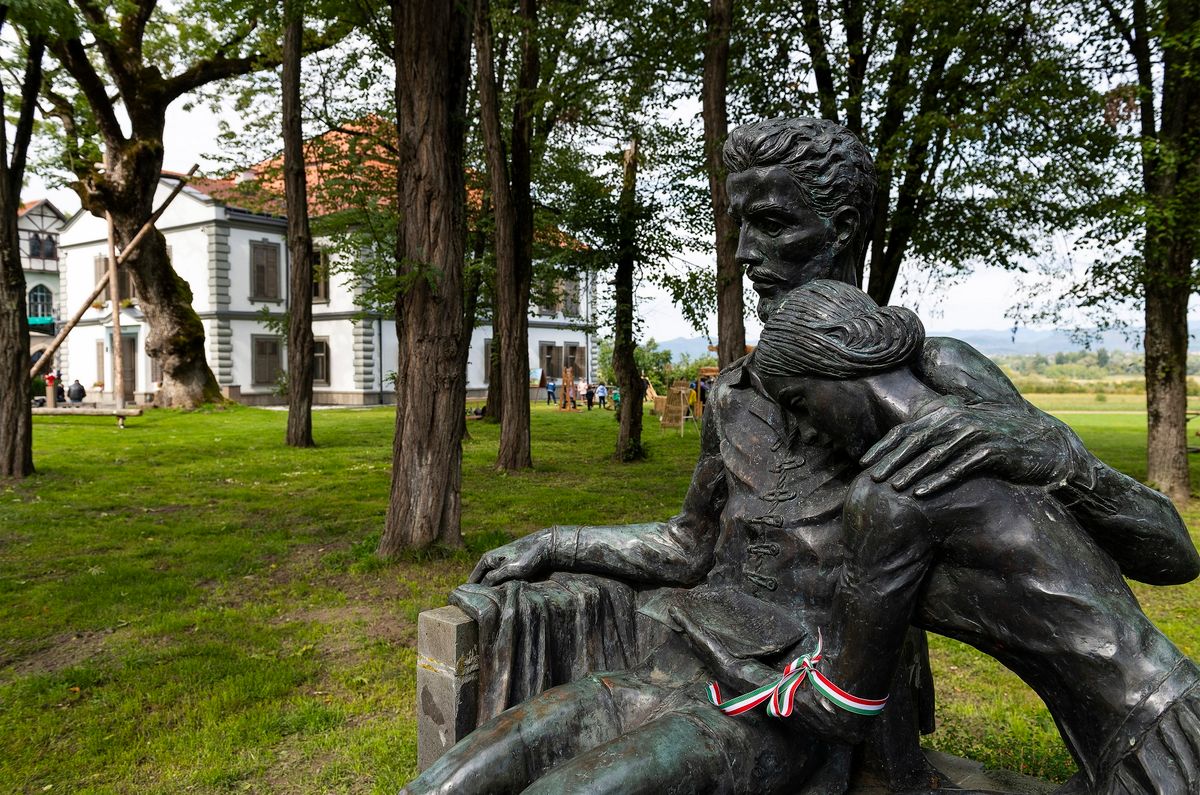 Petőfi Sándor és Szendrey Júlia szobra a Teleki-kastély parkjában Koltón 2022. szeptember 25-én. A kastélyban a pár a mézesheteit töltötte 1847 szeptemberében és októberében