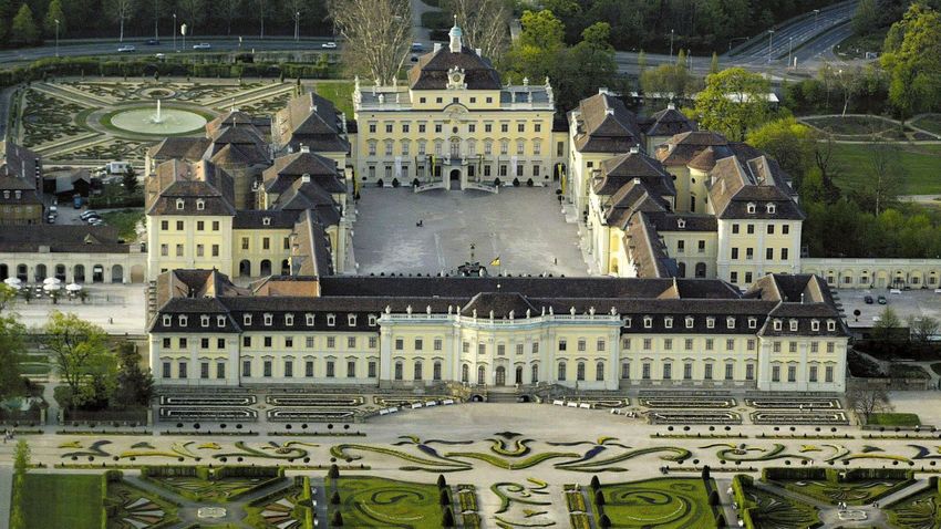 A versailles-i kastélyt is kiürítették bombariadó miatt + videó