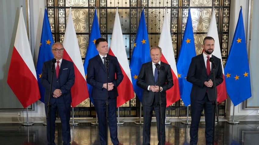 Koalíciós szerződést írt alá négy lengyel parlamenti tömörülés Koalíciós szerződést írt alá négy lengyel parlamenti tömörülés