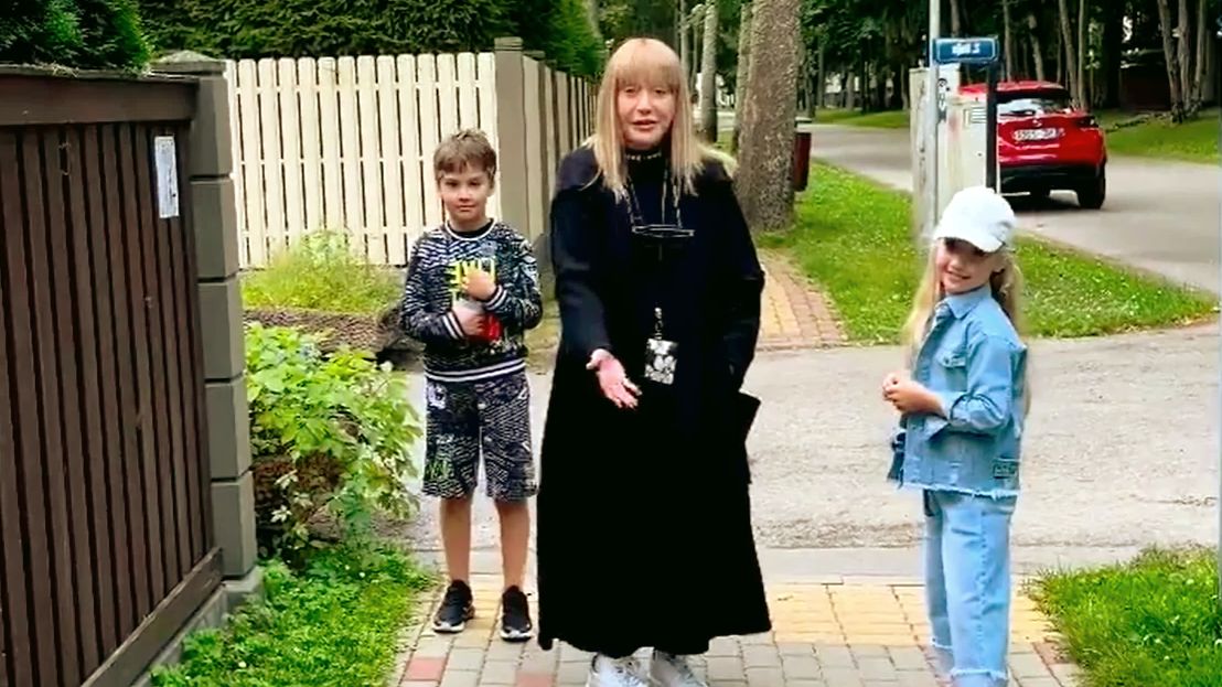 Alla Pugacheva ikrekkel, Harryvel és Lisával sétál Jurmalában. Fotó: személyes archívum