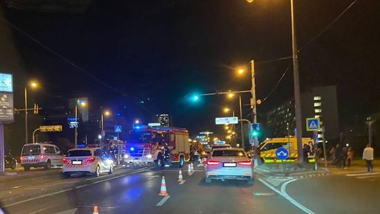 Villamossal ütközött egy autó a Petőfi hídon, megbénult Budapest közlekedése