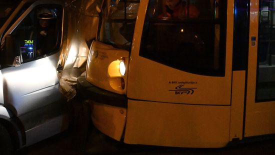 Villamos és autó karambolozott a Kőbányai úton