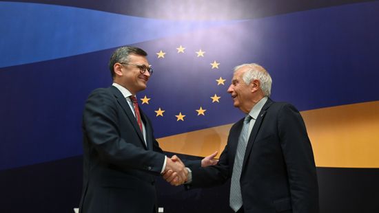Ötmilliárd eurós katonai segélyt kaphat Kijev Brüsszeltől