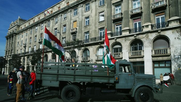 Kiállított Csepel teherautó a Kossuth téren október 23.