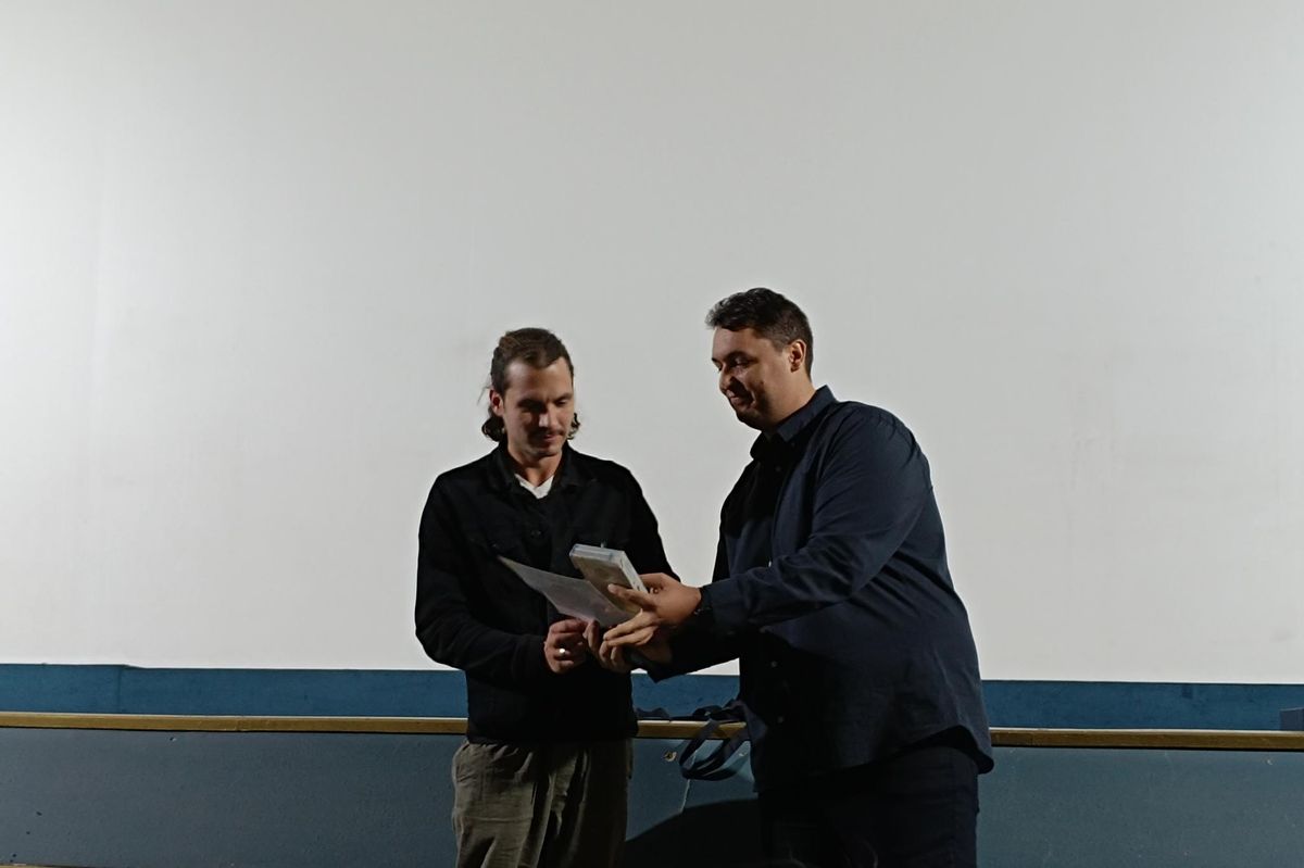 A Malter Rövidfilmfesztivál első helyezettje, Riba Gery Fejér Tamástól vette át a díjat