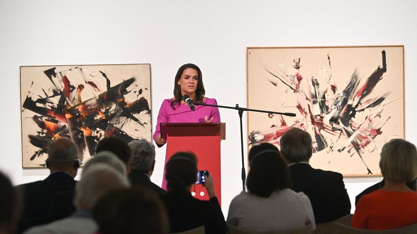 Novák Katalin nyitotta meg a Reigl100 kiállítást