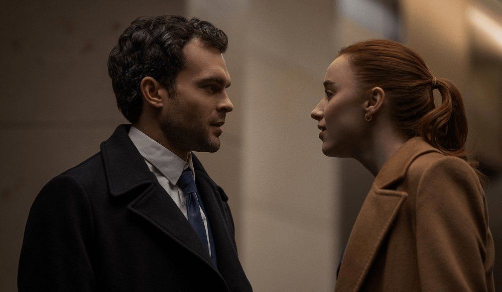 Phoebe Dynevor és Alden Echrenreich