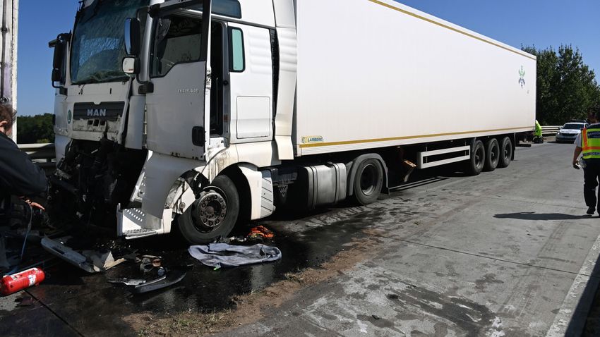 Óriási karambol volt az M5-ösön, az üzemanyagtartálya is felszakadt egy kamionnak