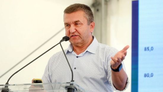 Hamarosan dönt a kormány: százezer forint pluszpénzhez juthatnak a munkavállalók