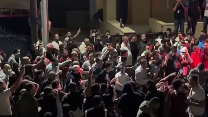 Nagykövetségeket fenyegetett a dühös tömeg a Közel-Keleten + videók