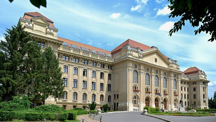 Tűz ütött ki a Debreceni Egyetemen, több száz embert kellett kimenekíteni