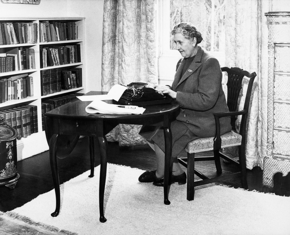 Agatha Christie Typing At Home
Lugas