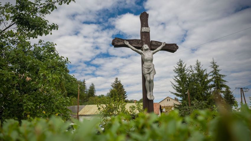 A baloldal szerint az egyház  „egyetemes ostobaságra építő szekta”