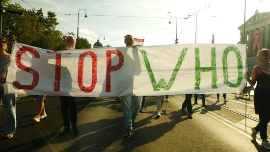 Tüntetés volt a WHO ellen Bécsben október elsején. Tudták?