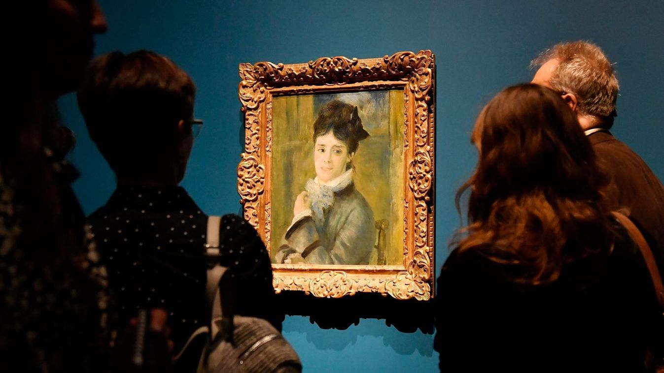 Látogatók a Szépművészeti Múzeum Renoir-kiállításán 
