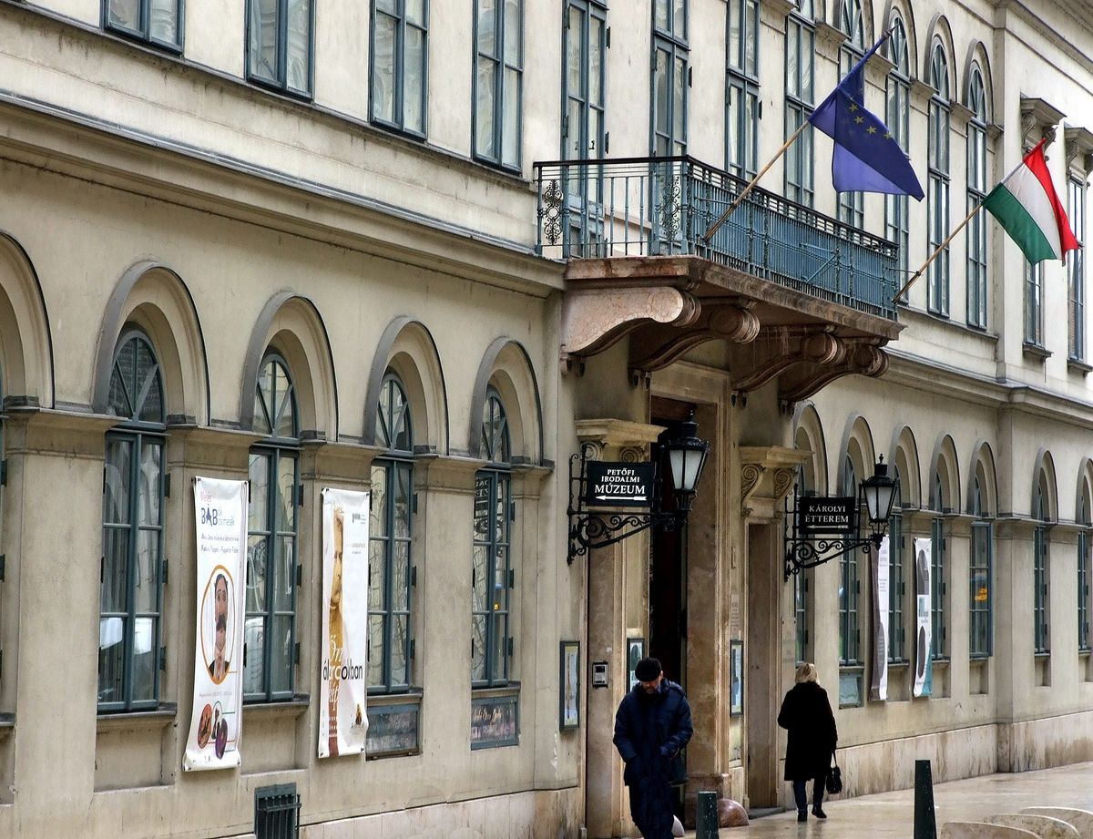 A Petőfi Irodalmi Múzeum épülete, a Károlyi-palota Budapesten