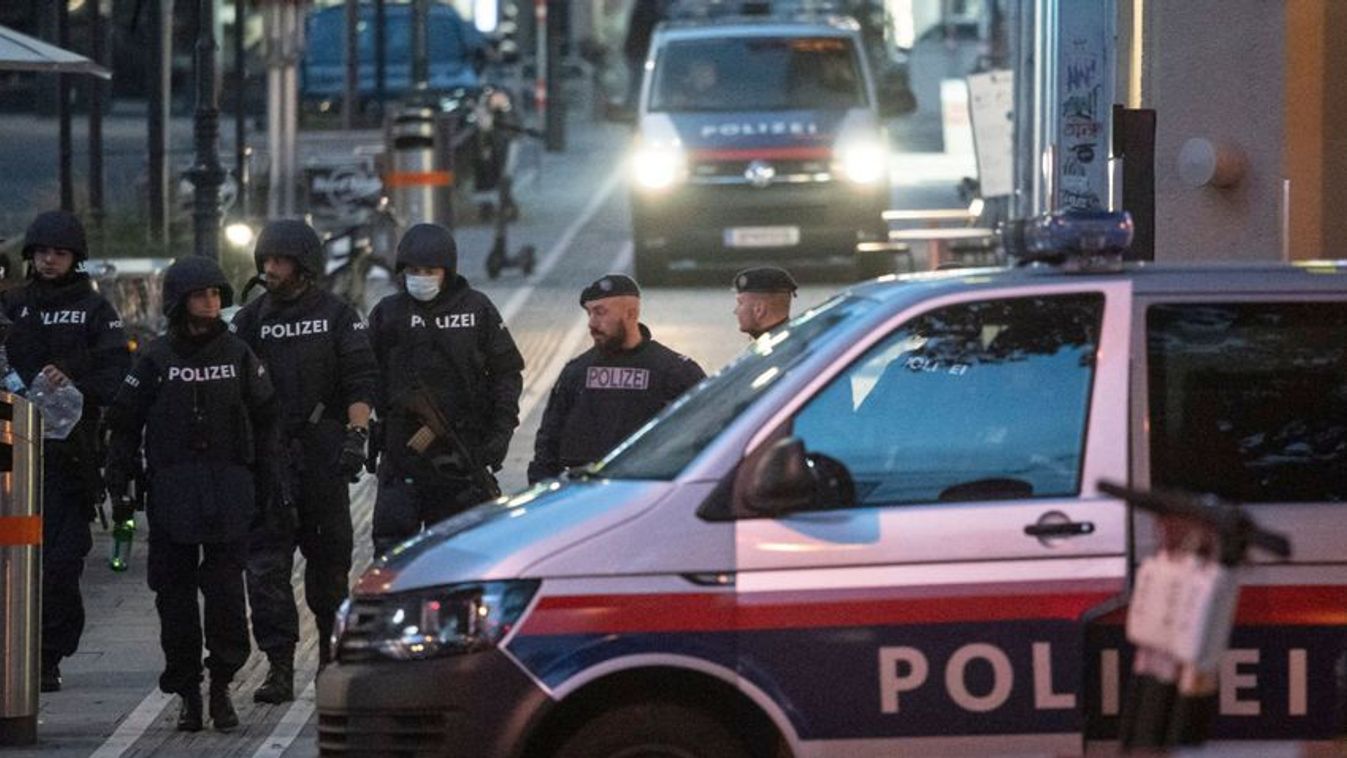 Borítókép: Több mint ezer rendőrt vezényeltek ki a hatóságok Bécs belvárosába 2020. november 2-án (Forrás: MTI/EPA/Christian Bruna)