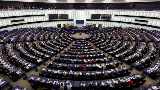 Fidelitas: Brüsszel kiszolgáltatta magát a pénzvilág és a globalisták akaratának +videó