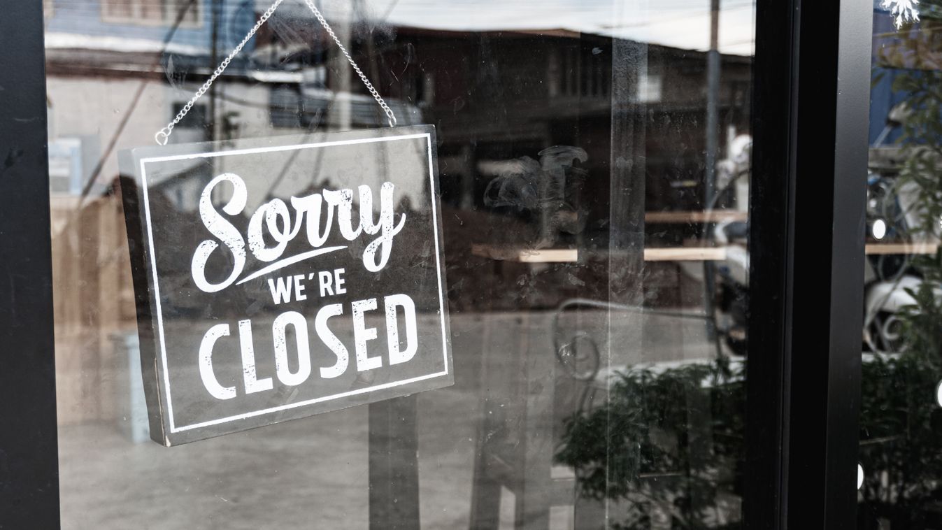 Sorry,We're,Closed,Sign.,Grunge,Image,Hanging,On,A,Dirty,zárva