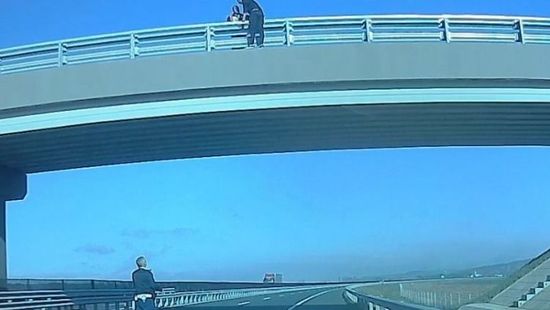 Autópályán száguldozó kocsik közé akart ugrani egy férfi a hétvégén + videó