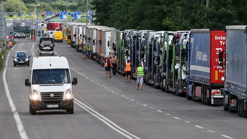 Megelégelték Brüsszel Ukrajna-párti politikáját a lengyel tehergképkocsi-vezetők Megelégelték Brüsszel Ukrajna-párti politikáját a lengyel tehergképkocsi-vezetők