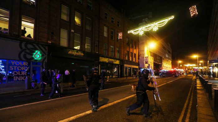 Violent clashes erupt in Dublin after 5 injured in stabbing attack