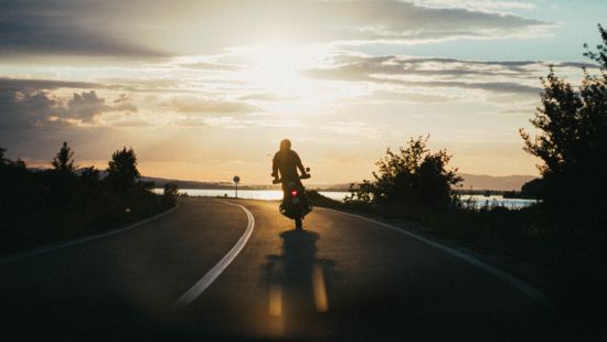 Akciófilmbe illő motoros üldözést vettek fel + videó