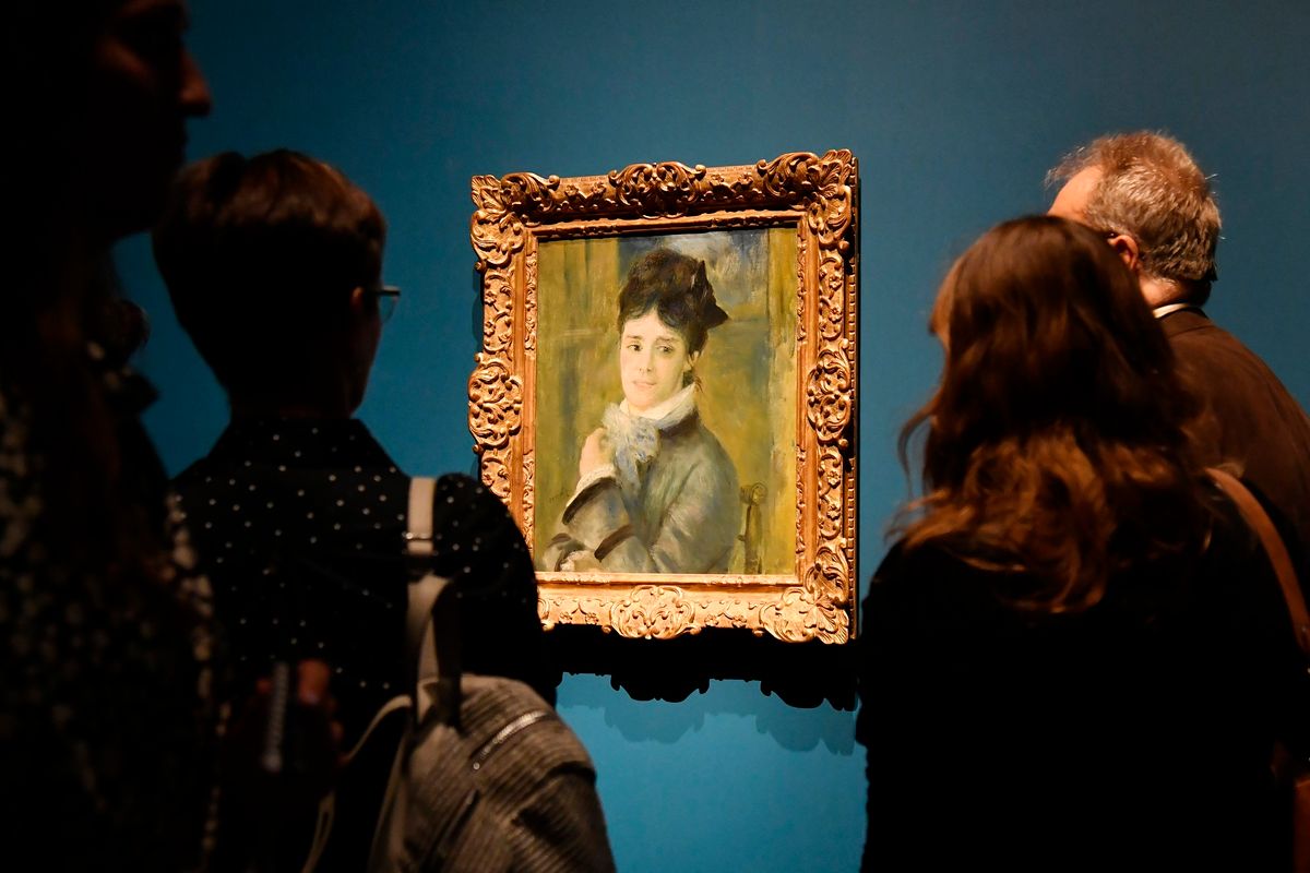 Látogatók a Szépművészeti Múzeum Renoir-kiállításán 
