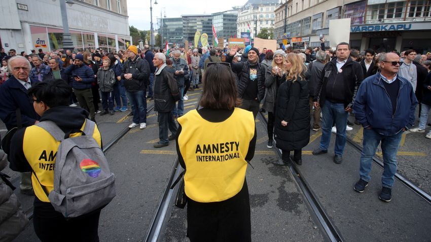 Kemény kérdéseket kapott az Amnesty International, antiszemitizmussal vádolják őket