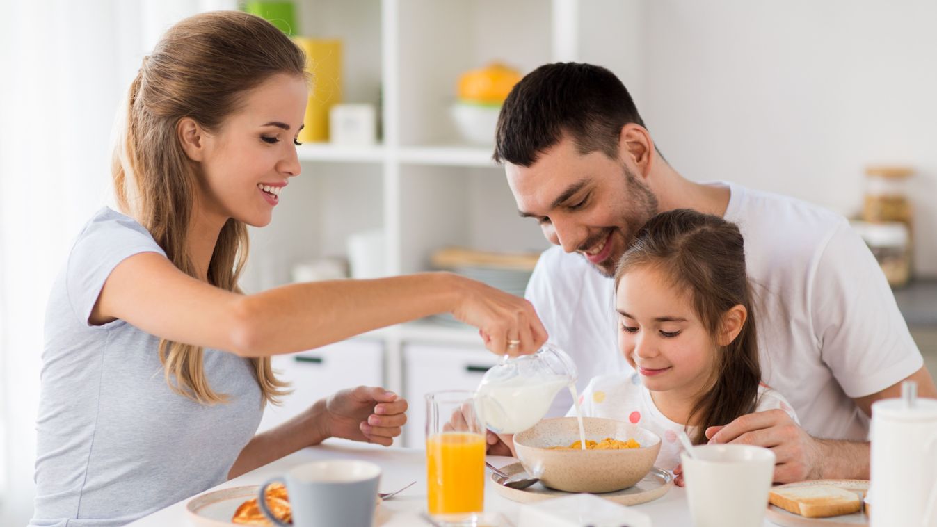 Family,,Eating,And,People,Concept,-,Happy,Mother,,Father,And
reggeli Ground Picture/Shutterstock