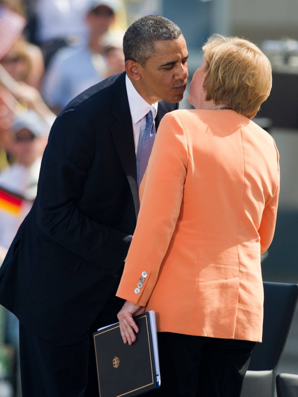 Berlin, der US-amerikanische Präsident Barack Obama küsst am Mittwoch (19.06.13) am vor dem Brandenburger Tor Bundeskan