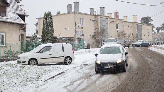 Eger elesett a nagy havazásban, egymást érték a balesetek + videó