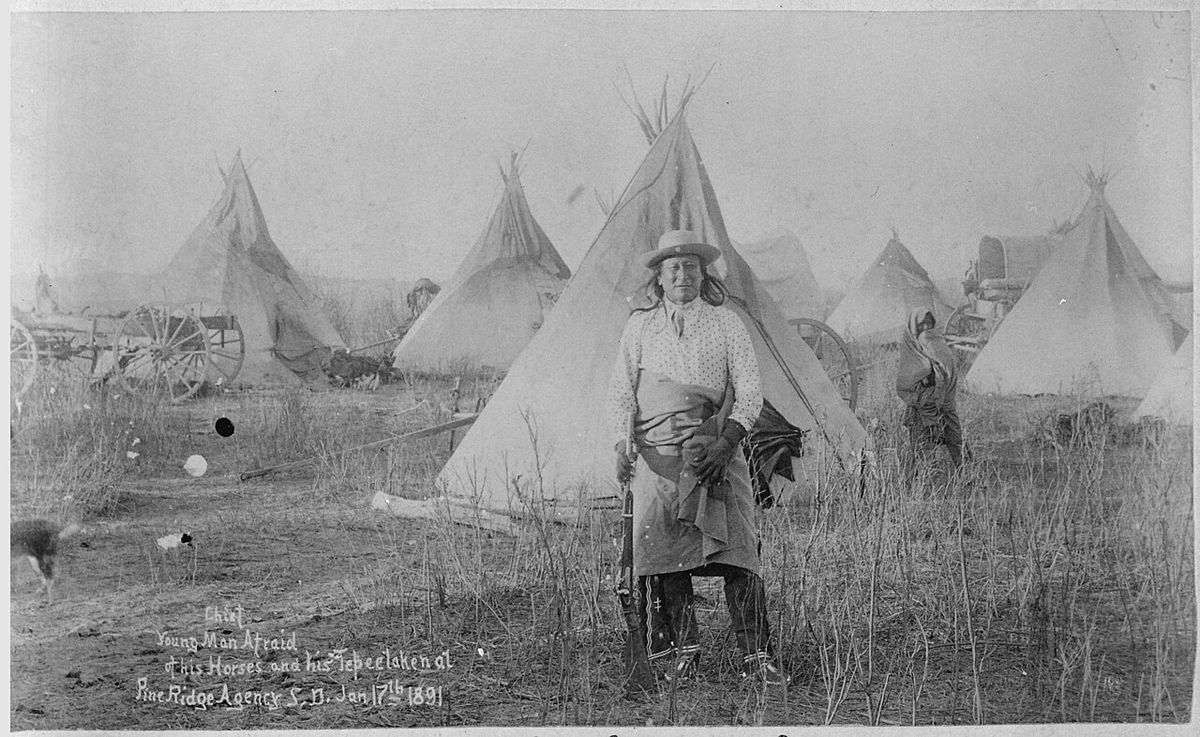 1891. január 17.-én készült fénykép egy lakota férfiről és a falujáról
