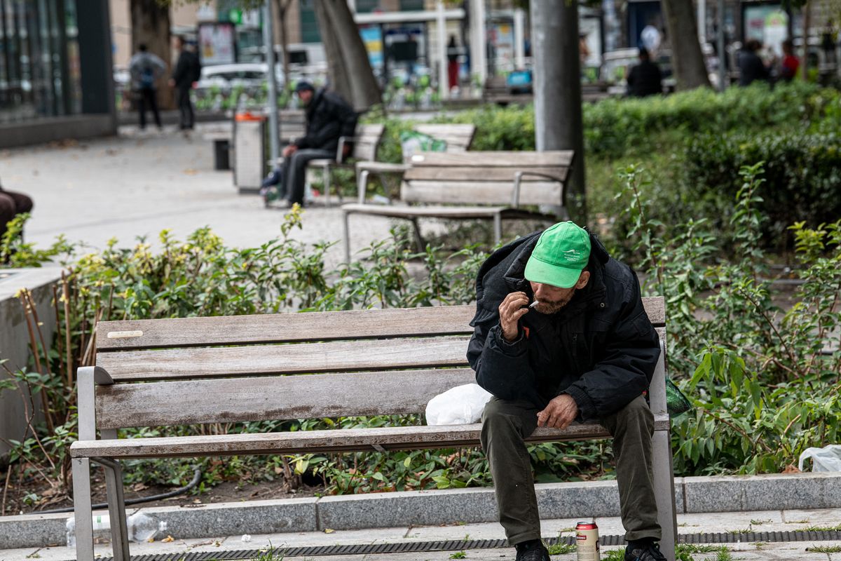 Hajléktalan egy budapesti parkban. Pénteken hajnalban két férfi holttestét találták meg Csepelen, miután a szabadban töltötték az éjszakát