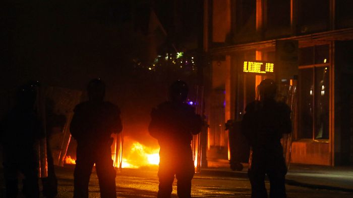 Violent clashes erupt in Dublin after 5 injured in stabbing attack