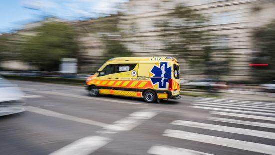 Összeesett egy férfi a debreceni Tescóban, mindenki az életéért küzdött