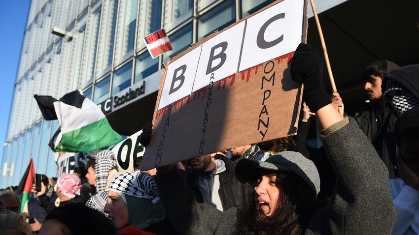 A BBC megtilthatta, hogy a dolgozók részt vegyenek az antiszemitizmus elleni felvonuláson