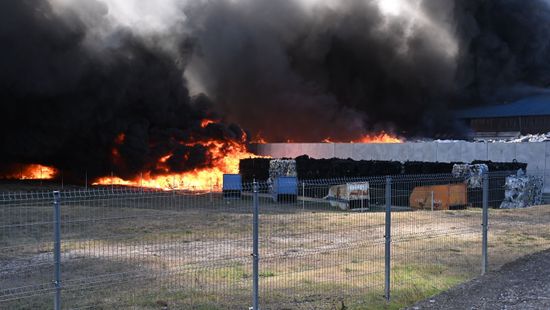 Kigyulladt egy üzemcsarnok Székesfehérváron