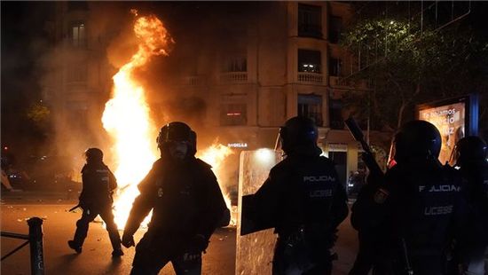 Balhé Madridban, több ezer tüntető csapott össze a rendőrökkel + videó