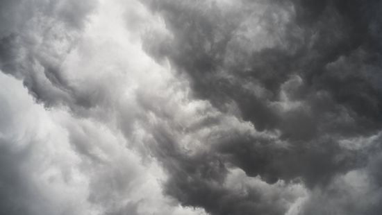 Elöntik a felhők az égboltot, feltámad a szél + videó
