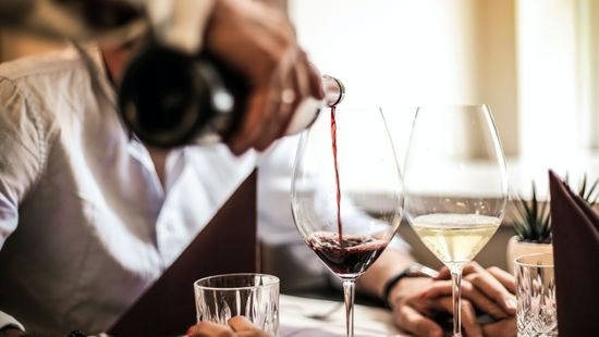 Kiszorítja a borravalót a szervizdíj