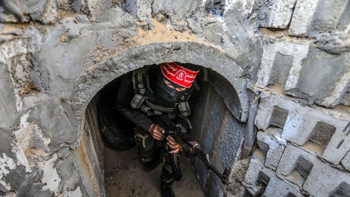 Borítókép: Palesztin harcos a gázai alagútrendszerben (Fotó: AFP/NurPhoto/Abed Rahim Khatib)