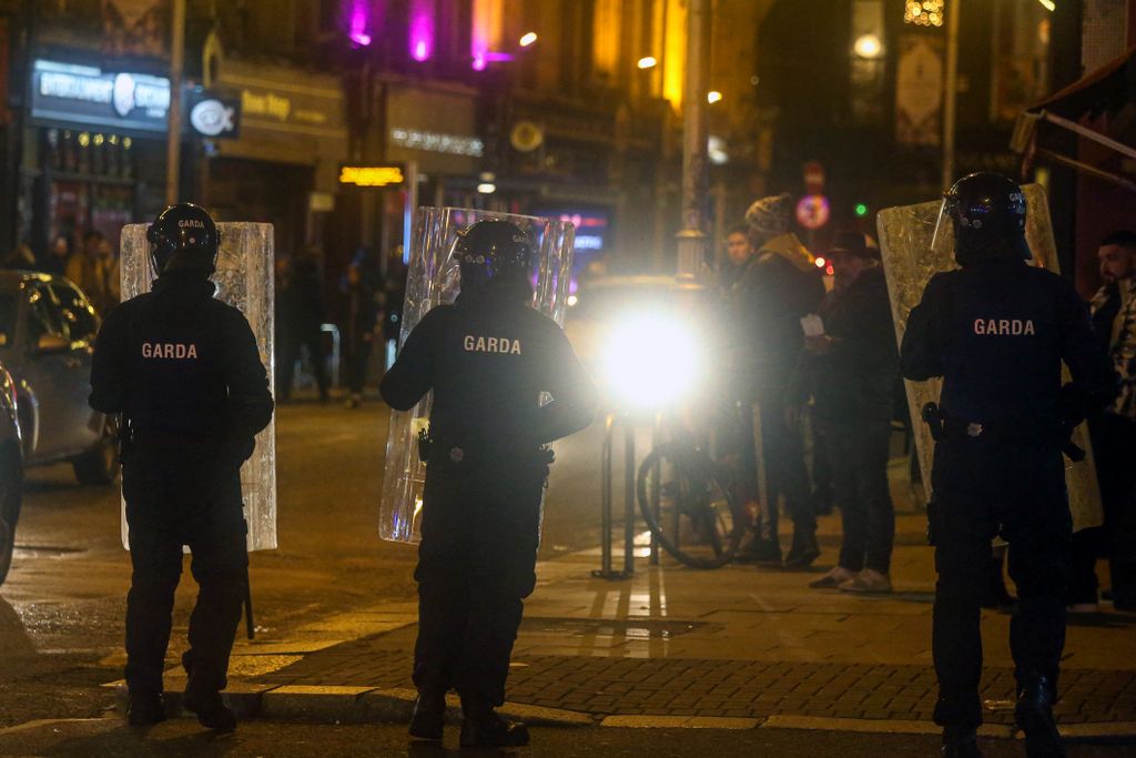 Violent clashes erupt in Dublin after 5 injured in stabbing attack