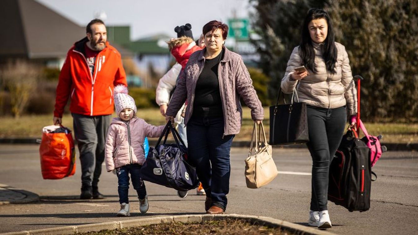 Borítókép: kárpátaljai menekültek érkeznek a magyar–ukrán határhoz az Ukrajnában kitört háború elől menekülve (Fotó: Kurucz Árpád/Magyar Nemzet)