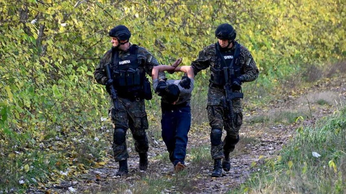 Borítókép: Szerb rendőrök elvezetnek egy őrizetbe vett migráns férfit a magyar határnál levő Horgosnál 2023. október 29-én (Fotó: MTI/AP/Szerb belügyminisztérium)