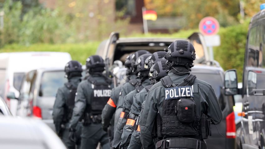 Fegyverrel fenyegették a tanárt a fiatalok, rendőrök lepték el a hamburgi iskolát + videó