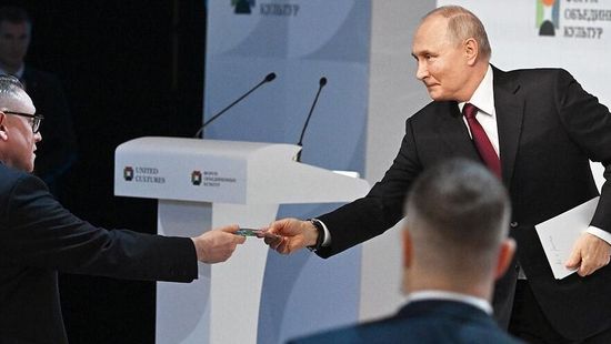 Vége a találgatásoknak: kiderült, milyen könyvet kapott Putyin a szentpétervári fórum résztvevőjétől
